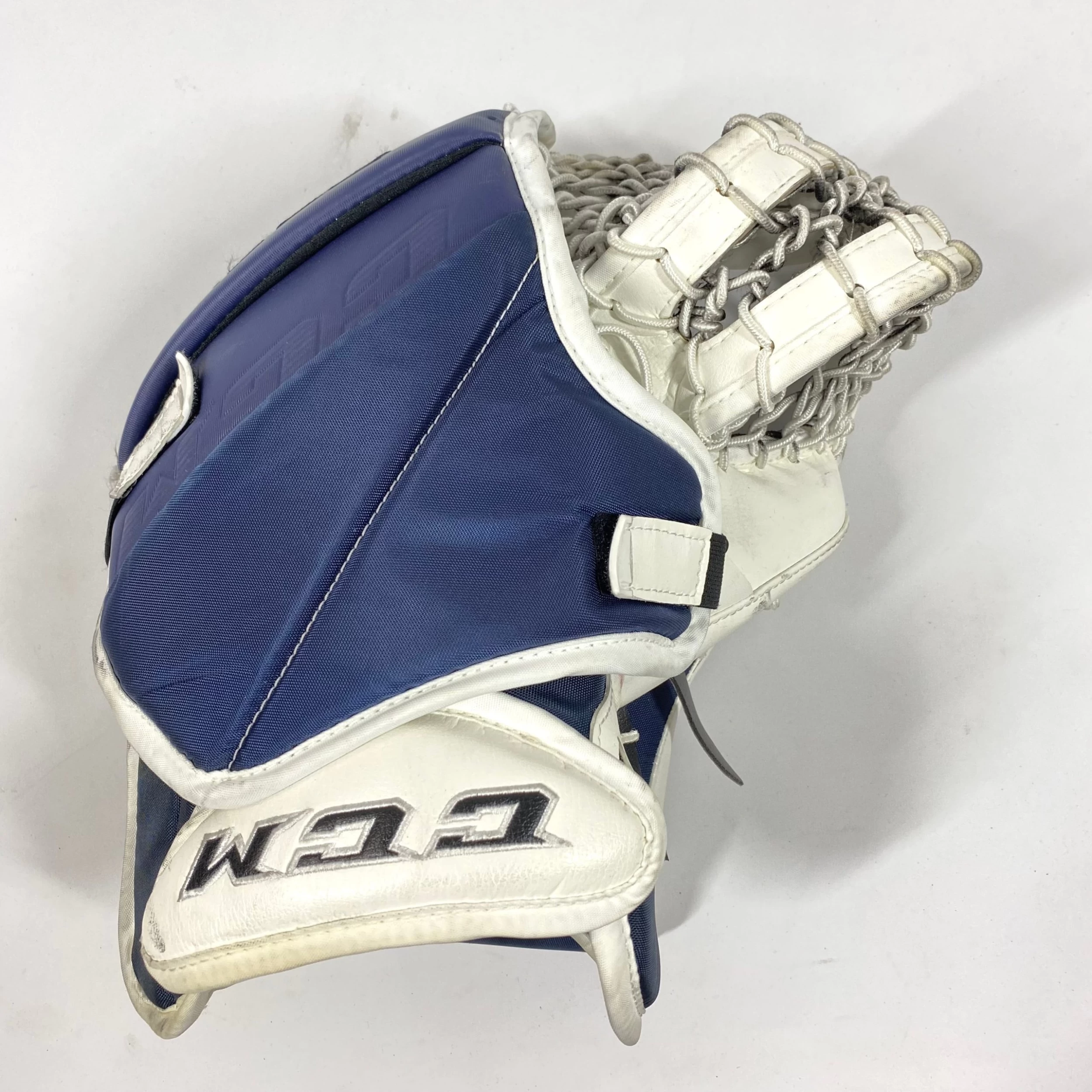 CCM Extreme Flex 5 - Used Pro Stock Goalie Glove (White/Gold/Navy) 2 CCM Extreme Flex 5 - Used Pro Stock Goalie Glove (White/Gold/Navy) - Image 2